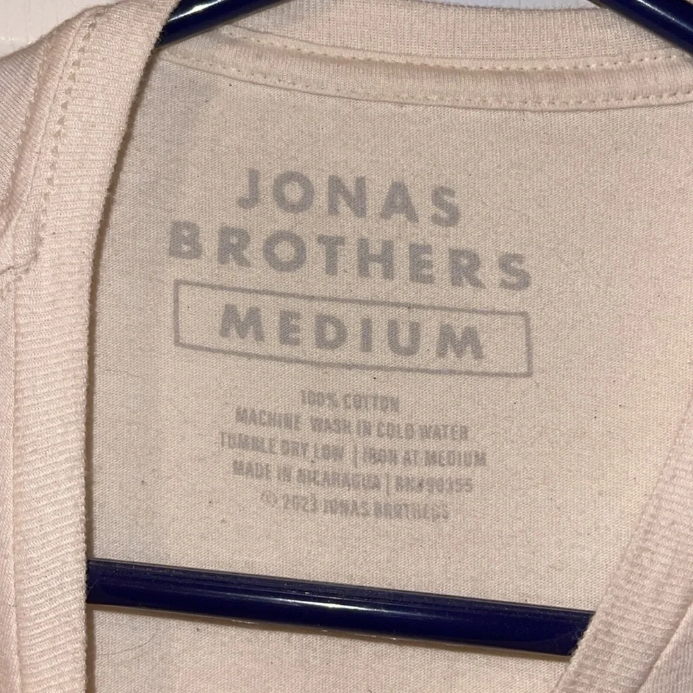 Jonas Brothers The Tour tee size medium - Picture 4 of 6